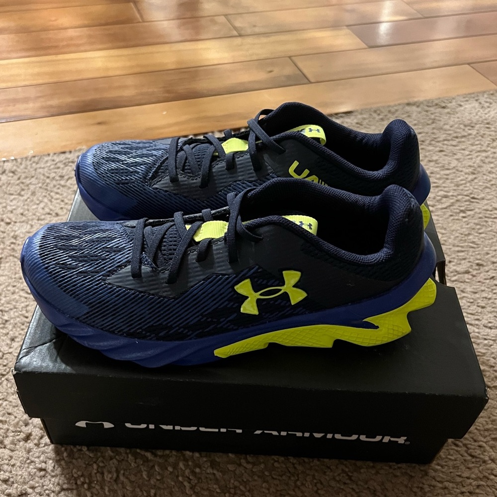 Never worn Boys Under Armour sneakers.